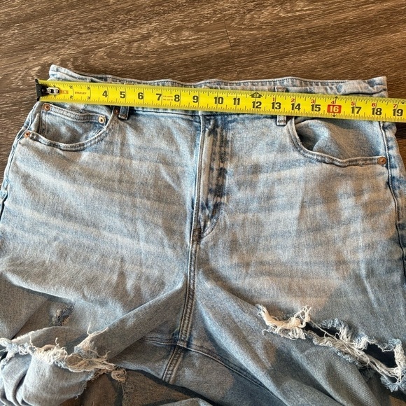 American Eagle Curvy 90s distressed destroyed denim jeans. Size 18 - Picture 6 of 12